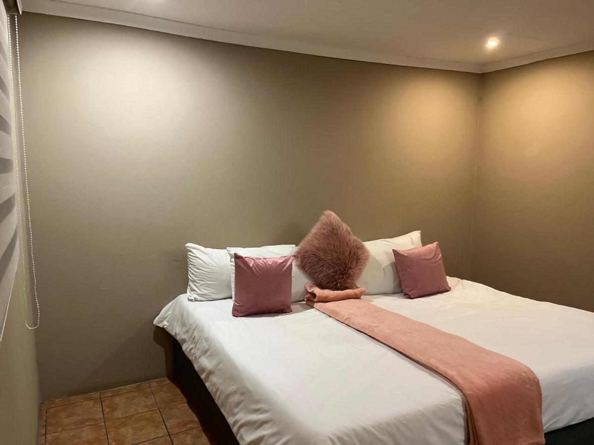 Mofolo Guest House Soweto Kültér fotó